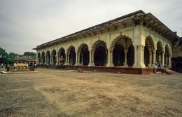 Agra;-Agra-Fort;-Architecture;-Columns;-Courtyard;-Diwan-i-Aam;-Hall-of-Public-Audience;-India;-Kaleidos;-Kaleidos-images;-La-parole-à-limage;-Lal-Qila;-Mughal;-Multifoil-arches;-Red-sandstone;-Shah-Jahan;-Stories-Pictures;-Stucco;-Tarek-Charara;-UNESCO;-Uttar-Pradesh;-World-Heritage